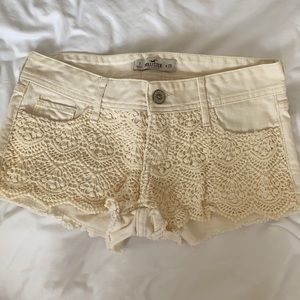 Hollister women’s off white color denim shorts in size 1 W 25